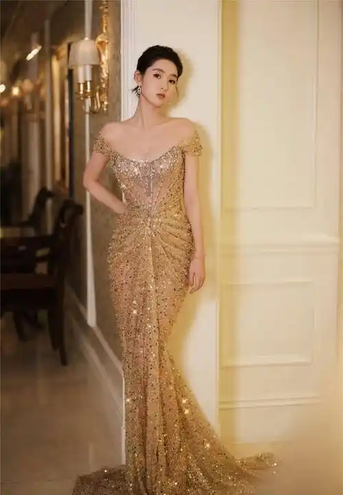 北京这一夜,女明星露肩长裙礼服,优雅亮相打卡上班_刘诗诗_赵露思_穿