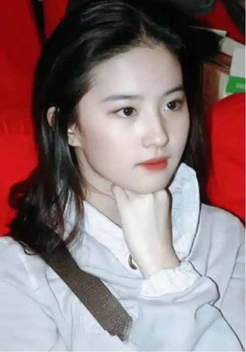 刘亦菲年轻时少女照走红!纯素颜面对镜头,浓密发量引网友热议!