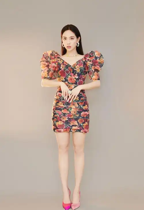 > 王霏霏性感鲜花裙写真图片(7/9)