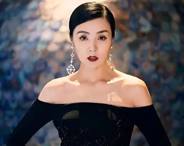 演员姜宏波姜文捧红她出道26年无绯闻50岁活得干净洒脱