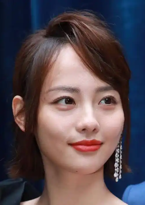 张嘉倪一身"金碧辉煌",光彩夺目,太迷人了_网友_几张_照片