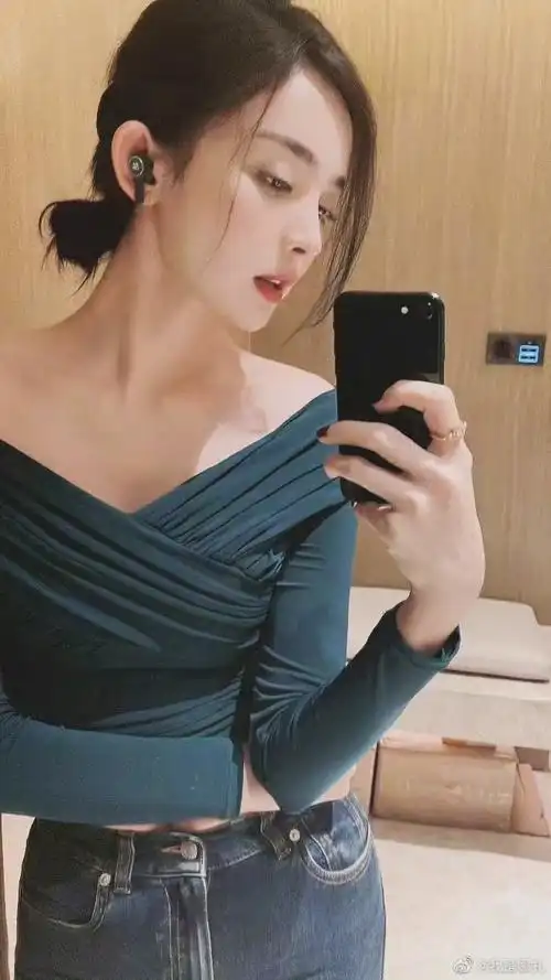 娜扎活力春天九宫格自拍