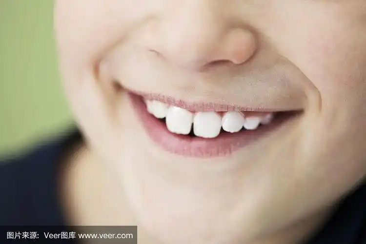一个孩子露齿微笑的特写
