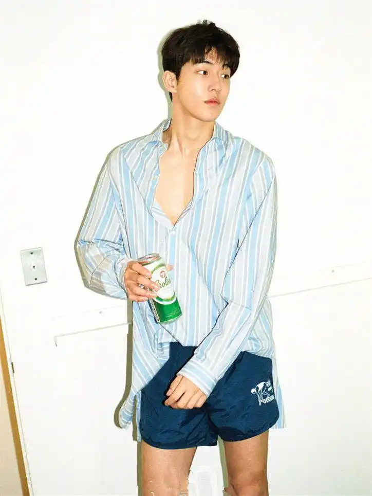 南柱赫衬衫演绎复古造型,短裤配长袜,这时尚看不懂!