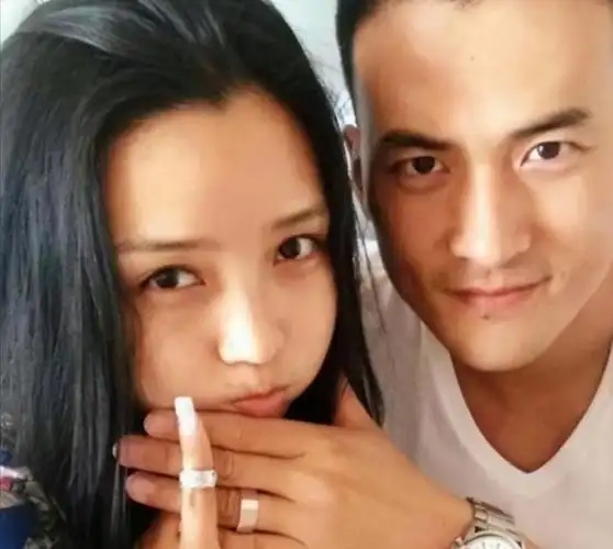 分手14年,释小龙身价过亿,何洁嫁"窝囊"老公,瘦70斤赚钱养家