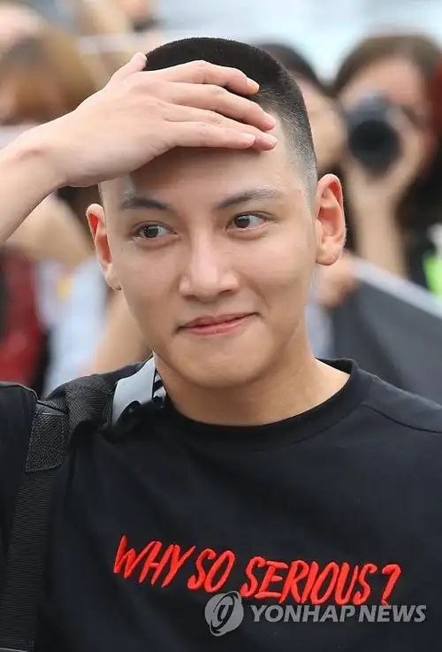 演员池昌旭顶板寸头入伍服役