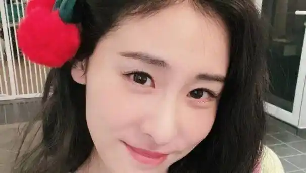 华迎晨三岁了,正脸软萌可爱,脸型像华晨宇五官似张碧晨_女儿_发展