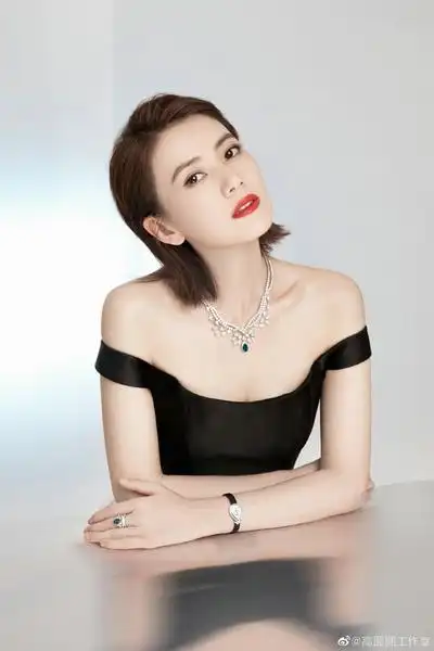 惊艳!高圆圆穿一字肩秀锁骨 短发红唇气场十足