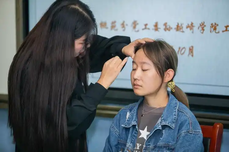 化妆师cathy老师现场示范化妆技巧