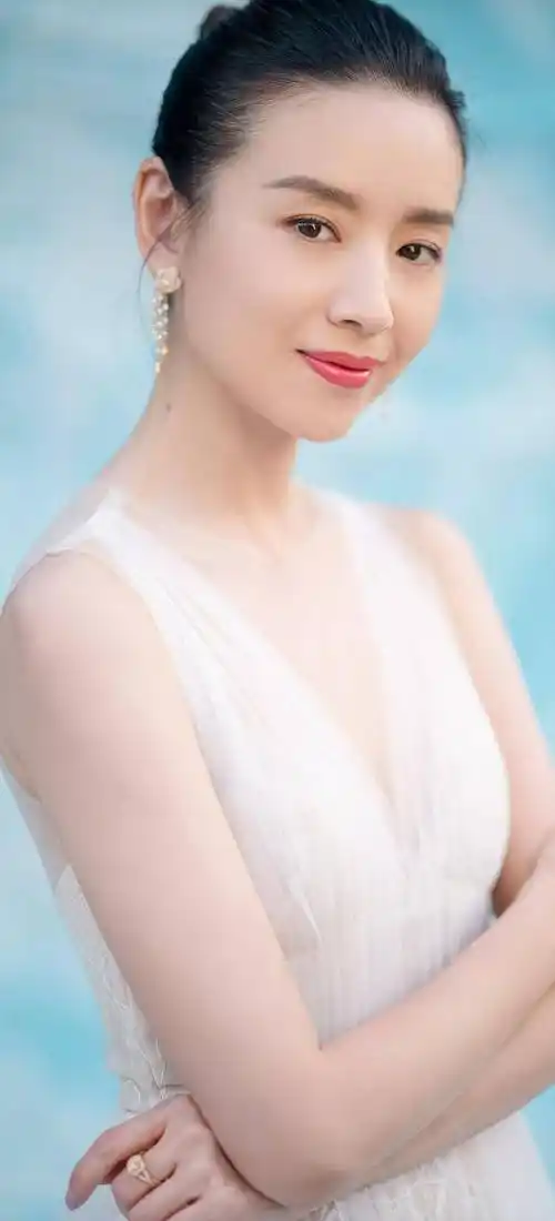 董洁高清壁纸美图,皮肤白皙,一颦一笑尽显时尚