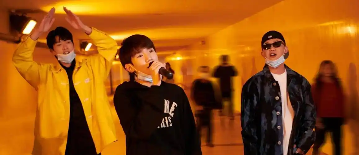 黄雅莉的视频中惊现王源,王源自称是助理,两人友情令人羡慕_扶梯_活动