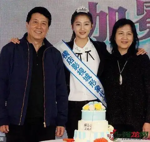 关晓彤被扒家底 关晓彤全家福妈妈是个大美人