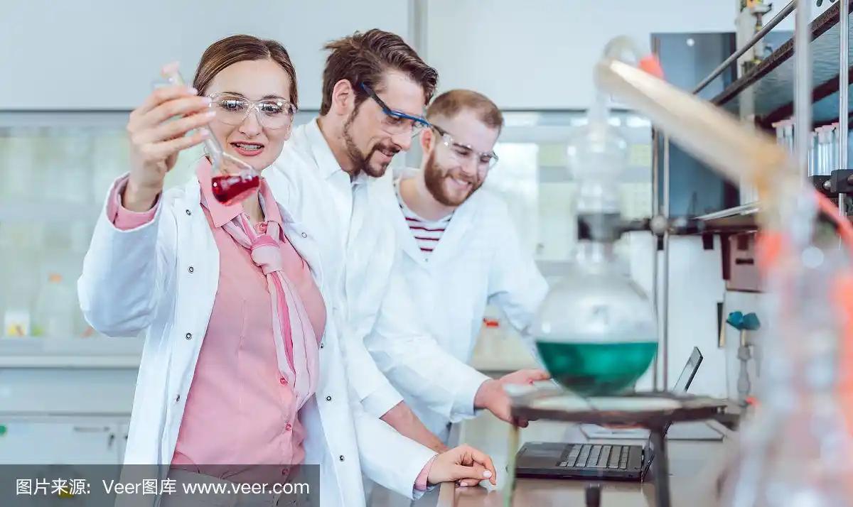 在实验室工作的一群科学家