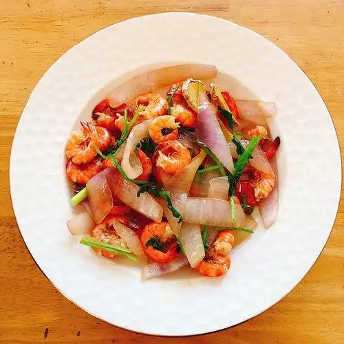 p>洋葱炒虾仁是由洋葱,虾仁等主要食材做成的一道菜品,属于家常菜.