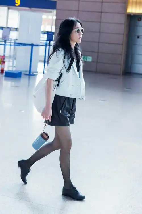 外套来自chanel 2024 coco beach高级成衣系列,搭配chanel 22 白色