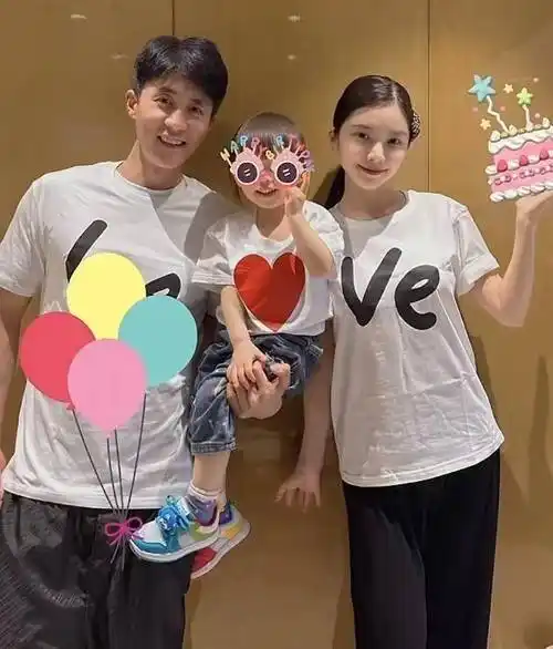 原创杜淳夫妇晒全家福为女儿庆生3岁小蛋饺像爸又像妈颜值超高