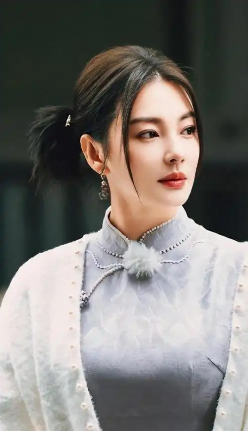 张雨绮自曝初中时因太好看被全校围观,四个楼班主任和老师们也来