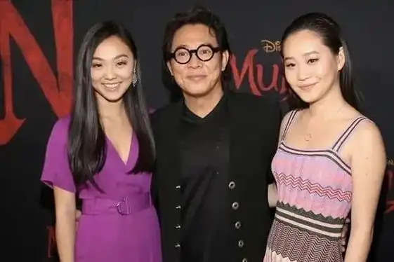 李连杰之女李思年幼时父母离婚34岁不结婚成黄秋燕心病