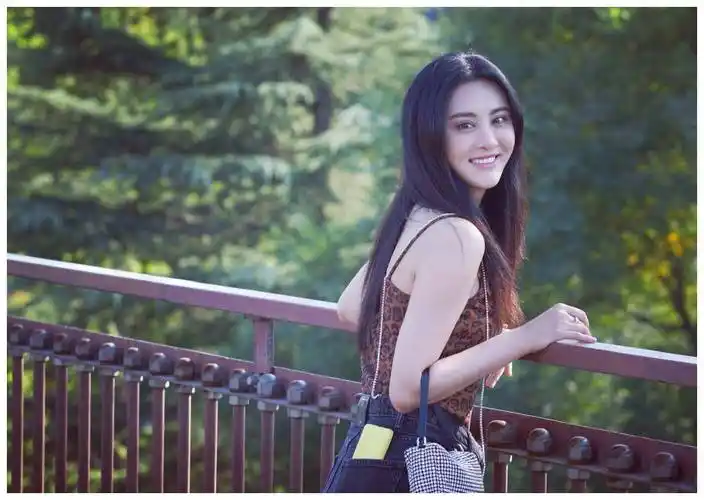 原创甘露街拍撞脸范冰冰豹纹衫搭牛仔裤火凤凰变身娇俏小女人