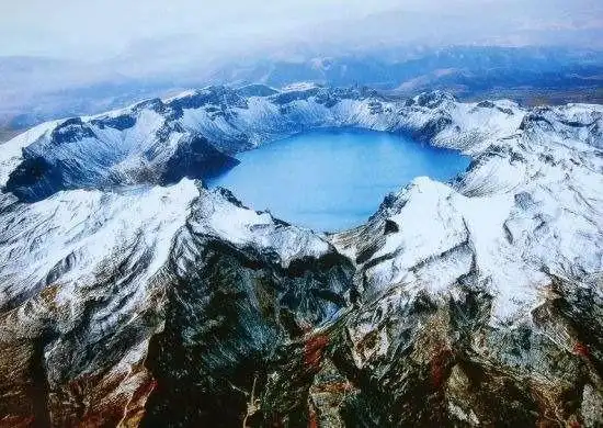 又称鹿鸣峰,位于天池西北,海拔2603米,峰顶有草甸,形如圆盘,出产灵芝