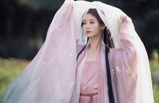 邢菲29岁生日发九宫格古装美照唯美梦幻似花仙子