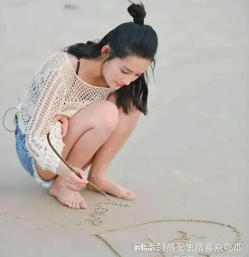 李沁参加节目时的沙滩美照不得不说女神的颜值真高