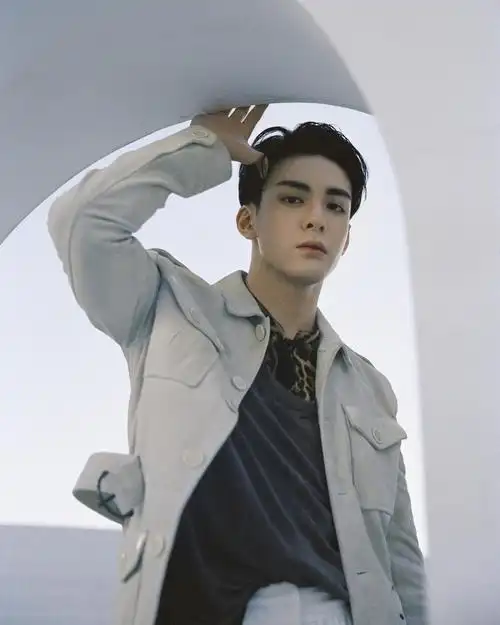 曾舜晞封面大片曝光 泳池胶片凸显高级质感_高清图集_新浪网