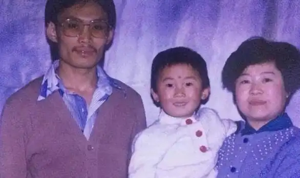 杨迪最醒目的特征就是他的小眼睛.