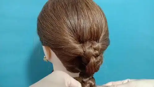 优雅减龄的低盘发手法来了,简单有型很漂亮,动手扎你也能学会