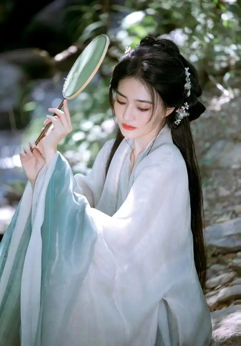 性感美女徐璐的古风造型也太好看了,轻盈柔美,温婉可人,好似仙女下凡!