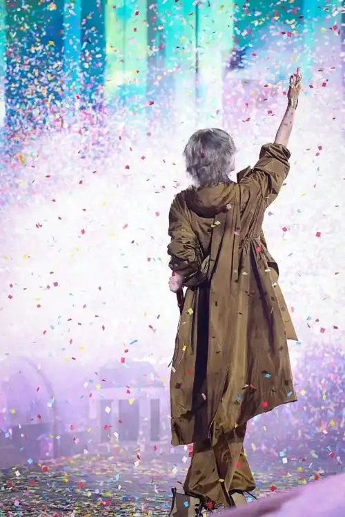 华晨宇超话[我想开了]可靠的背影  #2024华晨宇火星演唱会#@华晨宇yu