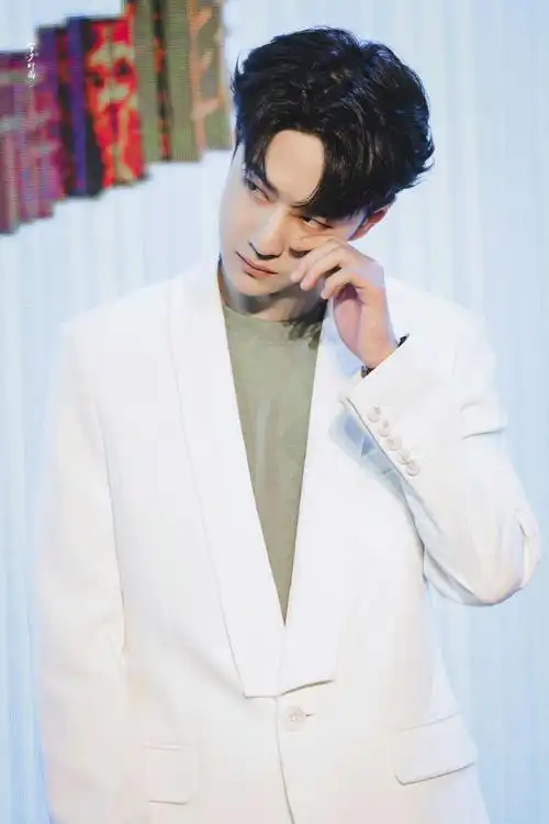 又酷又帅,又甜又撩,摩托姐姐吃得真好#王一博