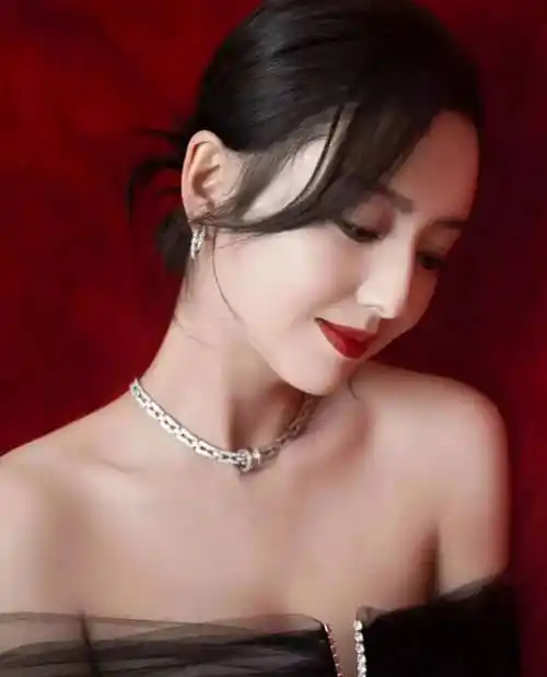 佟丽娅风华绝代,一袭红色丝绒鱼尾裙巧笑倩兮,眉目传情_新疆_女性