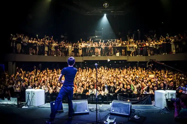 8月4日,梁博个人音乐专场在上海举行,"男孩"梁博和他的乐队为歌迷们献