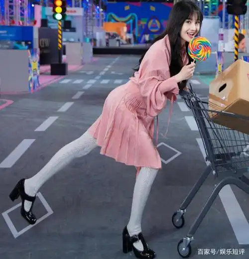 郑爽穿白袜子拍写真照,截图放大十倍,才知道"漫画腿"有多优越