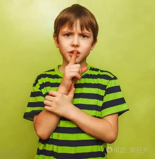 年轻的男孩孩子显示标志手手势手指到唇口嘘s