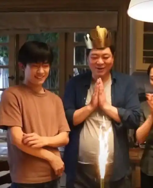 易烊千玺为父庆生戏外再现父子情深拍手祝福的动作很老干部