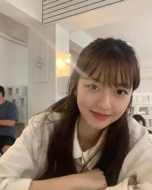 从古至今,在国人的审美里皮肤白皙的女生都是天生很占优势的,毕竟俗话