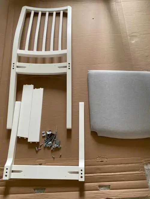 问了宜家安装师傅,方法就是四个腿的螺丝(图三的四个角)别一次性上紧