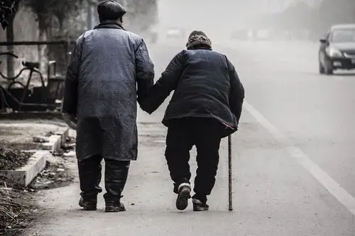 在这个浮华的社会,我们更需要这种不离不弃的感情.