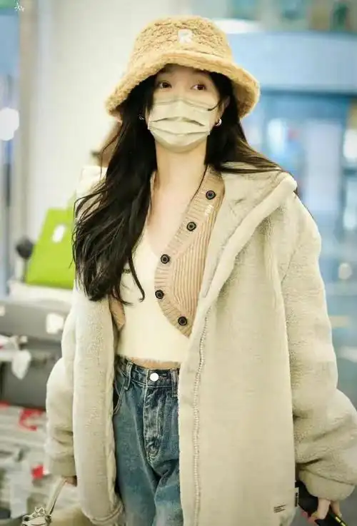 吴宣仪走机场真壕气,一口气背3个lv包包,连一双袜子也得300多|穿搭