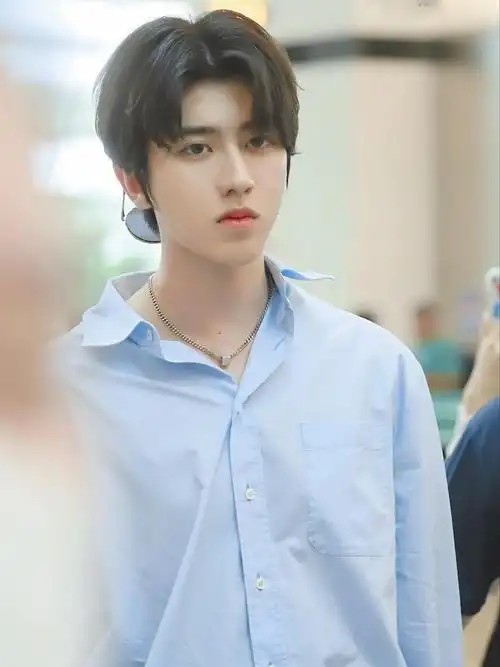 蔡徐坤衬衫搭配条纹阔腿裤,两手插兜酷帅满分!__财经头条