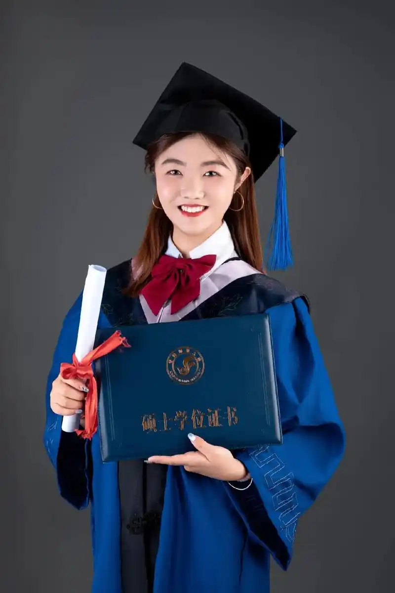 我用青葱岁月换一袭蓝袍加身95#硕士#毕业#学位服 - 抖音