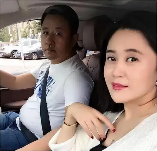 王小宝对吴琼一见倾心,她美丽温柔,笑如阳光,与前妻截然不同.