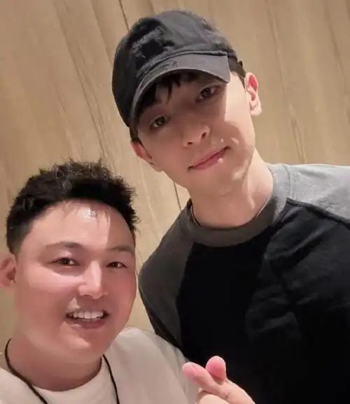 邓伦和钟丽缇夫妇参加婚礼颜值回春罕露笑容知情人曝其将复出