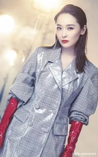 李曼高清壁纸:身材极佳,尽显知性优雅