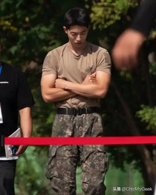 身穿军服的南柱赫依旧帅气,但身材却壮硕了不少,手臂肌肉更是快要撑破