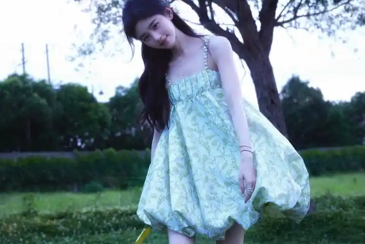 鞠婧祎夏日写真曝光一袭吊带裙甜美可人