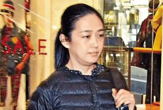 知名女模朱丽倩,曾用22年时间等待爱情,如今57岁被宠成公主