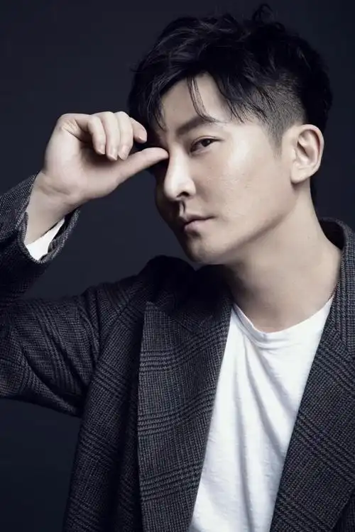 郭京飞秋日写真